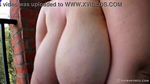 Busty bbw milf lehúzza farmert erkélyen, villantja természetes ciciket közelképen házi külső jelenetben