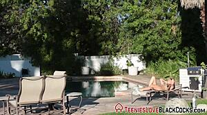 Piccola giovane cavalca cazzo nero enorme con passione selvaggia