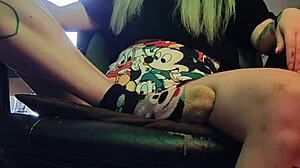 Hermanastra fuma un cigarrillo provocativo