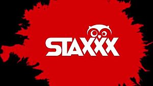 यंग ब्लोंड हॉटी स्टॉकिंग्स में दोनों टाइट छेदों में चुदवाई