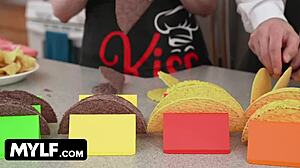 La bionda impressionante Paris Hilton svela segreti in cucina 😋