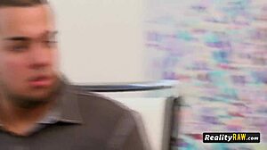 Concours de fesses entre couples échangistes excités à la fête d'été sauvage