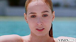 Krásna Kelly Collins žiari vo svojom debute vixenky!