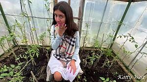 Трахнул деревенскую девку в саду, пока мужа нет