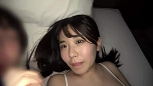 18歳スクールガールが授業サボって恋人に熱い出会い