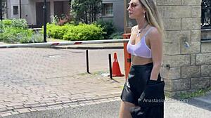 Pokazva goli gardi na prenatrupani gradski ulici