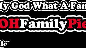 嘿，看这个双性恋美女和继妹分享她男友的大鸡巴！