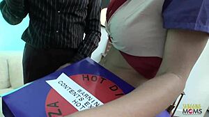 MILF sexy sorprendida por dos pollas duras