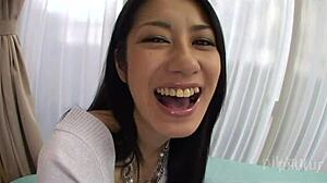 Modelo japonesa esbelta e alta revela buceta peluda e dá boquete em close-up no estilo retrô