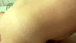 Belka z veliko ritjo pofafa vodovodarja, divje jezdijo in pogoltne spermo!