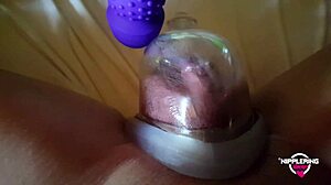 Bimbógyűrűszerető, perverz anya, keményen pumpálja a piercinges puncit! Ujjakozza a szélsőséges bimbókat!