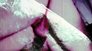 Винтажная волосатая киска наклоняется для уличного догги-стайла в ретро-табу сцене