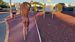 Моника Фокс раздевается догола в публичном городе