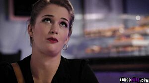 Candice Dare пожирает Evelyn Claire в грубом лесбийском экшене