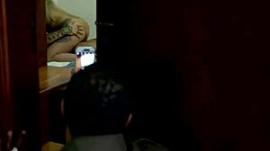 Titta på den här cuckolden som filmar sin blonda brasilianska fru få en blowjob medan han crossdresser och knullar hennes älskare!