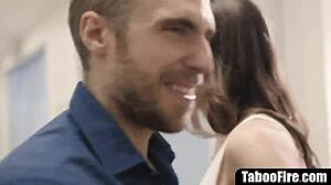 MILF žena zapeljuje tujca in zdravnika za hrbtom moža