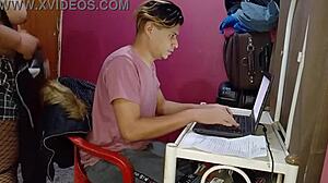 Teman sekamar ku total nympho, selalu pengen banget.