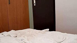 La MILF tedesca Sandra prende un anale rude in camera d'albergo