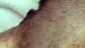 فتاة هاوية بشعر كثيف تحلق كسها المبلل عن قرب! 😍