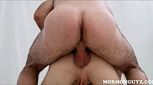 Osećam se preplavljenim dok daddy bear jebe Mormonskog twinka jako