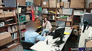 टीन चोर और उसकी मॉम को सिक्योरिटी गार्ड ने बैकरूम में जोर से चोदा।