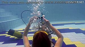 Adeline gefilmd door meisje tijdens zwemmen in zwembad bij geile sessie