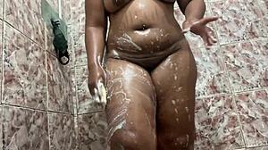 नहाने में मेरी गंद हिलाती हुई, देखना चाहते हो?