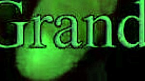 Cougar dita prende carica calda. Ama ogni goccia appiccicosa in faccia