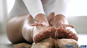 哟，那些芭蕾舞脚趾被猛射精！疯狂的足交场景，对吧？😜