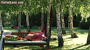 Zayıf Ayak Modeli Dışarıda Topuklularla ve Ayakkabılarla Poz Veriyor