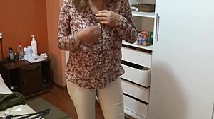 친구 엄마가 흥분해서 집에 와서 침실로 초대해 재미 보자고