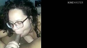 gordinha de óculos, mamando o amigo virgem com tatuagem?