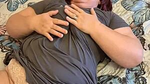 蒙面成熟BBW用她肥硕曲线挑逗！