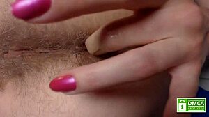 Екстремен близък план на мръсно космато дупе с пръсти. Гледай как тази възбудена мацка се намокря!