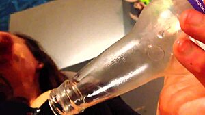 Вставка бутылки у Кис вызывает мощный мокрый оргазм!