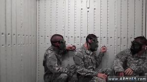 Asker adamlar sperm toplama için mastürbasyon yapıyor