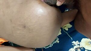 Človek, obožujem, kako ta ebonijska mladenka z velikimi joški divje jeźdi belega kurca