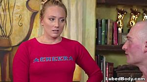 Wow, AJ Applegates store rumpe får Nuru-massasje! Kan min stefars venn håndtere denne dusj-aksjonen? Jeg er så klar for hans berøring!