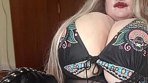 Susin mustat saappaat ja bikinit paljastavat tissit ja pillun kuumassa esityksessä