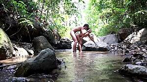 Горячая пара жестко трахается в джунглях на открытом воздухе! Черт, эта собачья поза безумна!