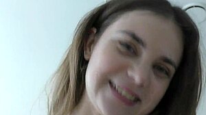 Слънчева мачка с големи зърна язди жестоко за колежни пари