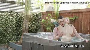 Mokra pawg punca draži v vroči jacuzziju