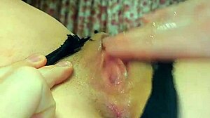 Linc pizdă strânsă în close-up, cât de suculentă vine ea!