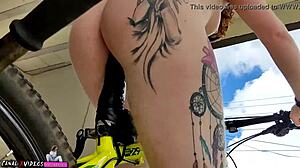 Dve drobni dekleti jahata velik kurac na kolesarskem šovu.