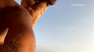 로만 머큐리가 공공 게이 해변 근처 바위에서 베어백 섹스를 즐긴다