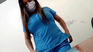 ฉันตื่นเต้นมากกับพยาบาลสาวสลัดแสดงก้นแน่นในคลิปโฮมเมดโรงพยาบาล