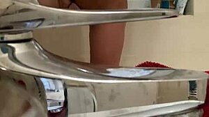 Špehujem fit nemeckú dievčinu s veľkými prirodzenými cicmi ako vrcholí v sprche