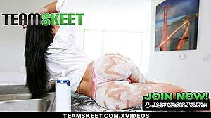 Forró modell Elena Koshka kap belső ejakulációt a fotóstól kutyapózban!