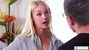 Mommys Girl - Bortskämd unge Scarlett Sage retar styvmamma Sarah Vandella i lesbiskt spel