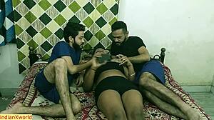 Prieteni indieni din colegiu împart o fată adolescentă 18+ pentru futut intens în hindi